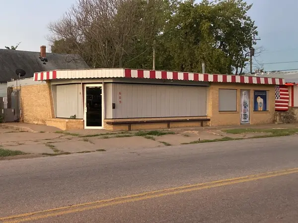 609 W Madison Ave, Arkansas City, KS 67005