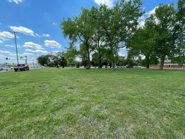 000 N Webb Rd, Wichita, KS 67206