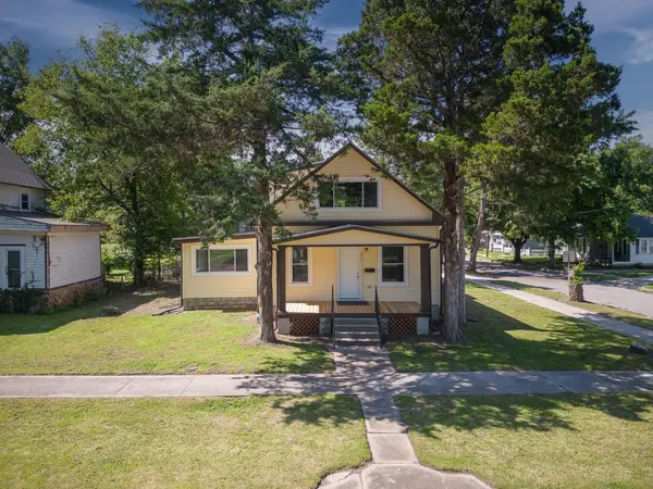 901 E 11th Ave,  Winfield,  KS 67156
