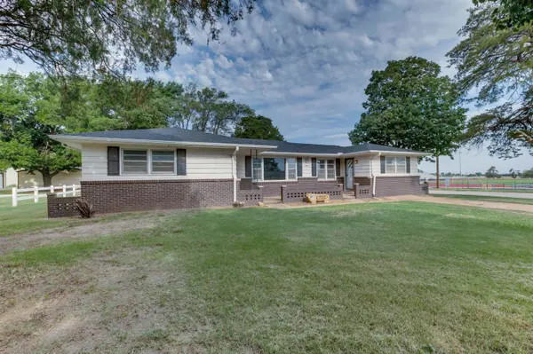 118 N Highland St, Conway Springs, KS 67031
