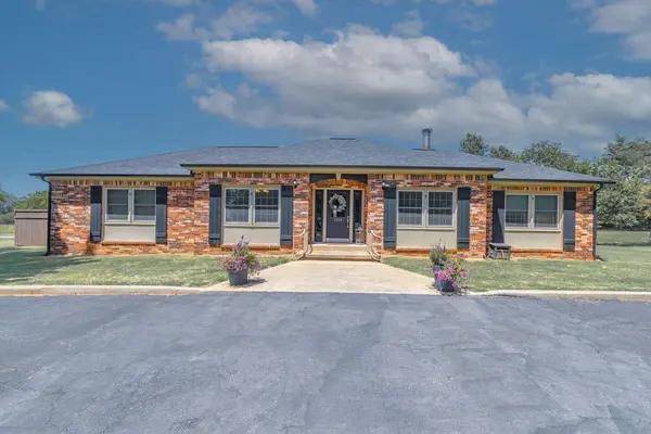 2208 Pinecrest Ct, Arkansas City, KS 67005