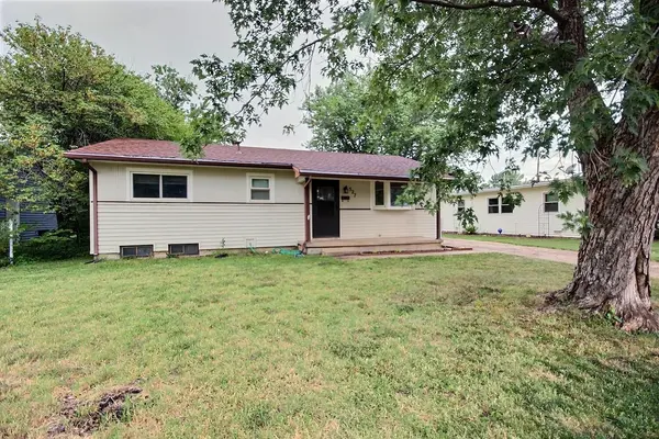 527 Meeds Dr, Valley Center, KS 67147