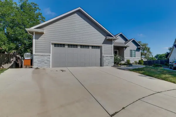 2718 N Beacon Hill Ct, Wichita, KS 67220