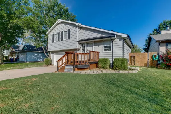 224 W Village Lake Dr, Derby, KS 67037