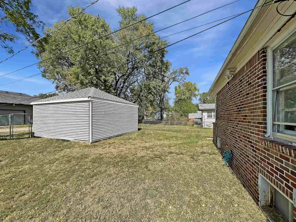 1827 S Glenn St, Wichita, KS 67213