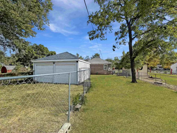 1827 S Glenn St, Wichita, KS 67213