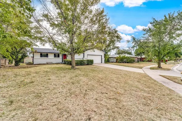 4558 Woodlow Dr, Bel Aire, KS 67220