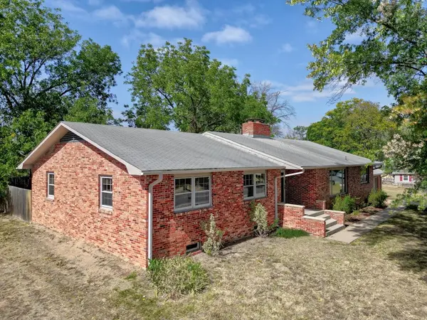 1215 N 8th St, Arkansas City, KS 67005