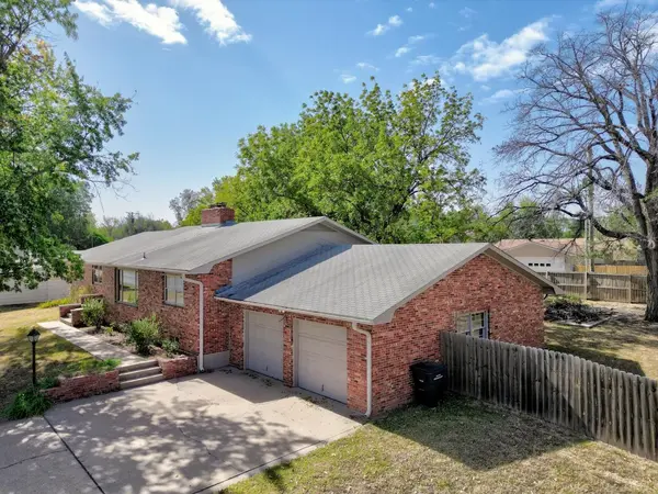 1215 N 8th St, Arkansas City, KS 67005