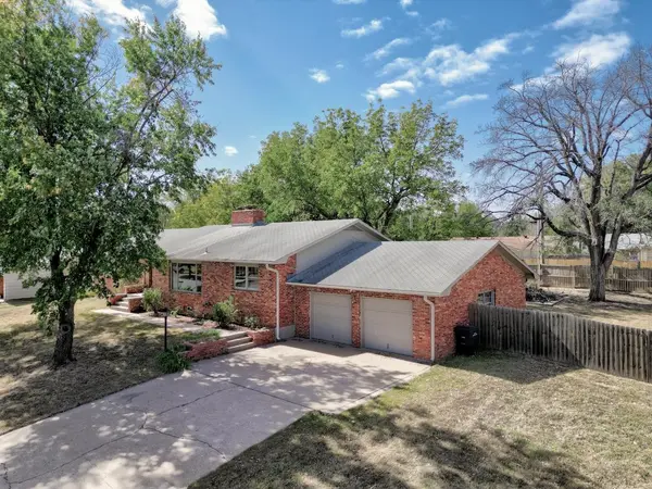 1215 N 8th St,  Arkansas City,  KS 67005