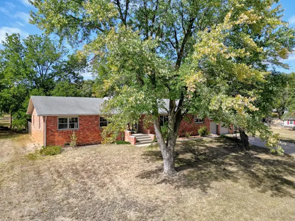 1215 N 8th St, Arkansas City, KS 67005