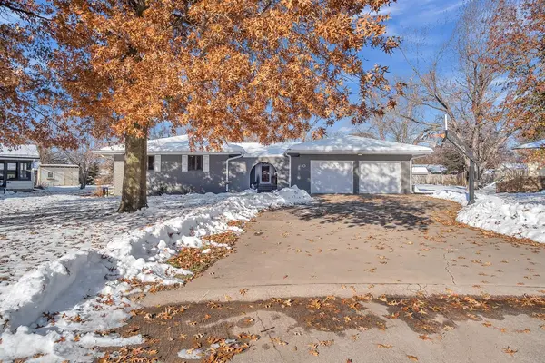 10 Sunset Dr,  Hesston,  KS 67062