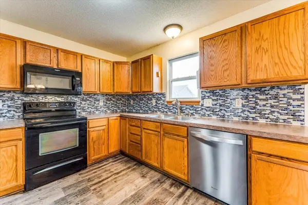815 W Longview Ct, Valley Center, KS 67147