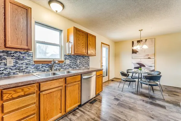 815 W Longview Ct, Valley Center, KS 67147