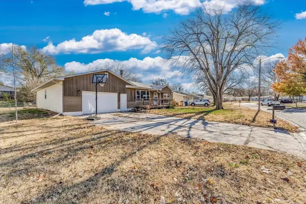 6652 N Kerman Dr, Park City, KS 67219
