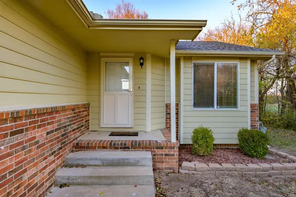 426 E Hickory St, Mulvane, KS 67110