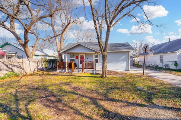 218 N Poplar St, Douglass, KS 67039