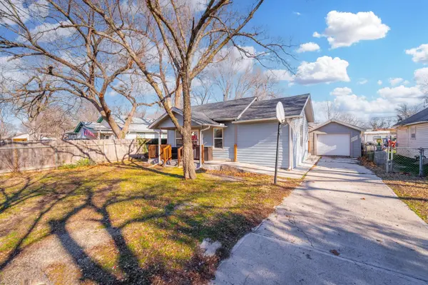 218 N Poplar St, Douglass, KS 67039