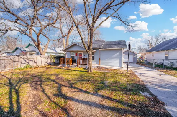 218 N Poplar St, Douglass, KS 67039