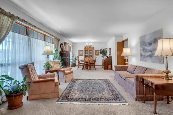 910 W 4th St, Halstead, KS 67056