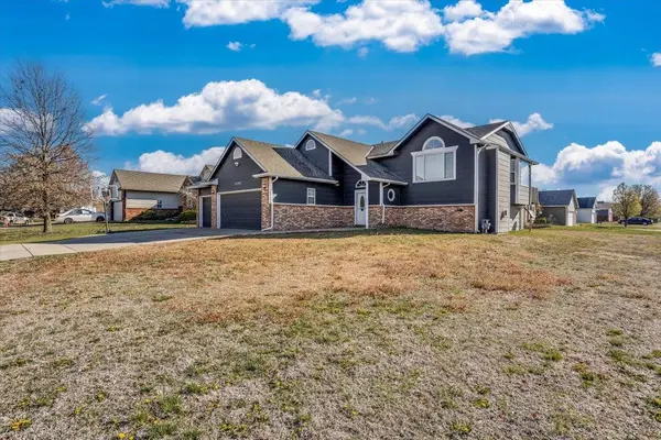5240 E Ashton Ct, Bel Aire, KS 67220