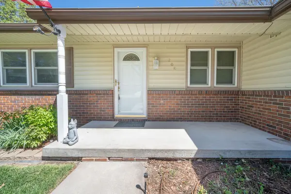 208 E Derby Hills Dr, Derby, KS 67037