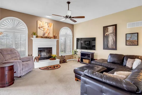 513 Stone Creek Ct, Newton, KS 67114