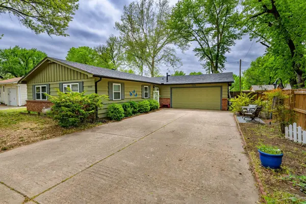 1223 Sunset Dr, Mulvane, KS 67110