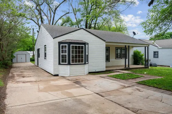 706 Eastview Dr, Mulvane, KS 67110