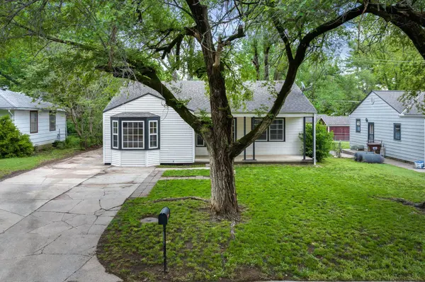 706 Eastview Dr, Mulvane, KS 67110