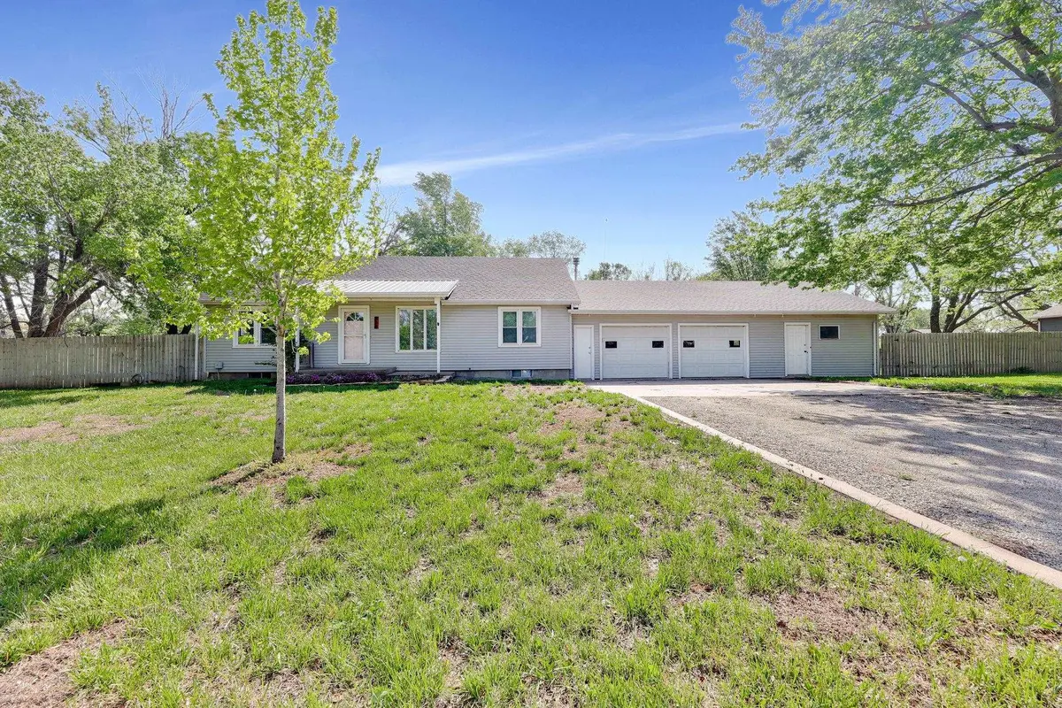 418 N Regier Ave, Elbing, KS 67041