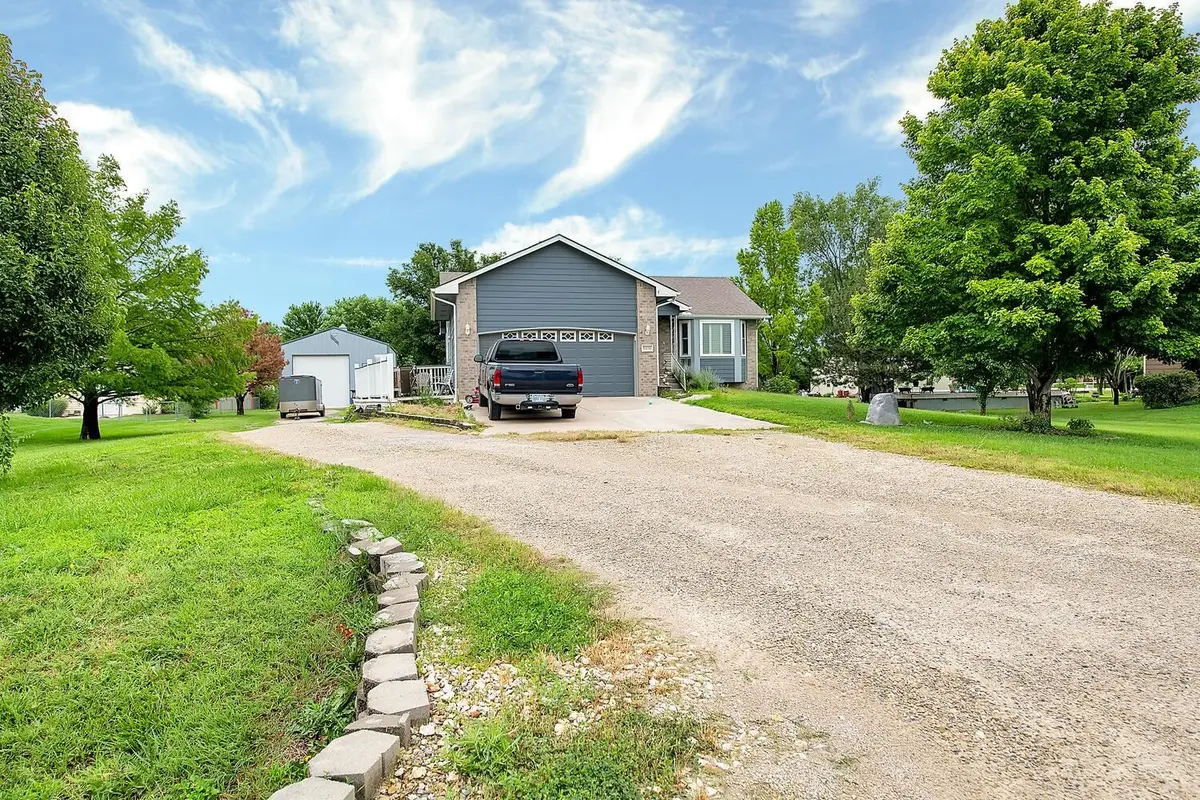 8450 S Ash Circle, Haysville, KS 67060