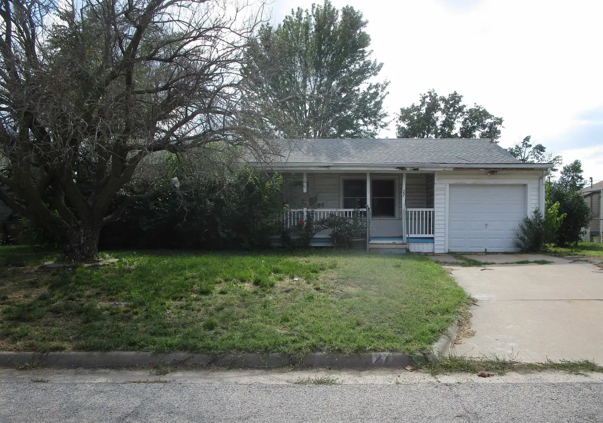 27 Sunset Dr, Hutchinson, KS 67502