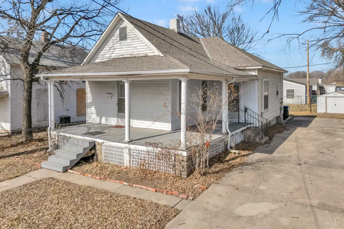 512 Lakeside Pl, Newton, KS 67114