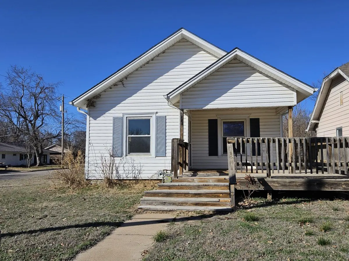1002 Ann St, Winfield, KS 67156