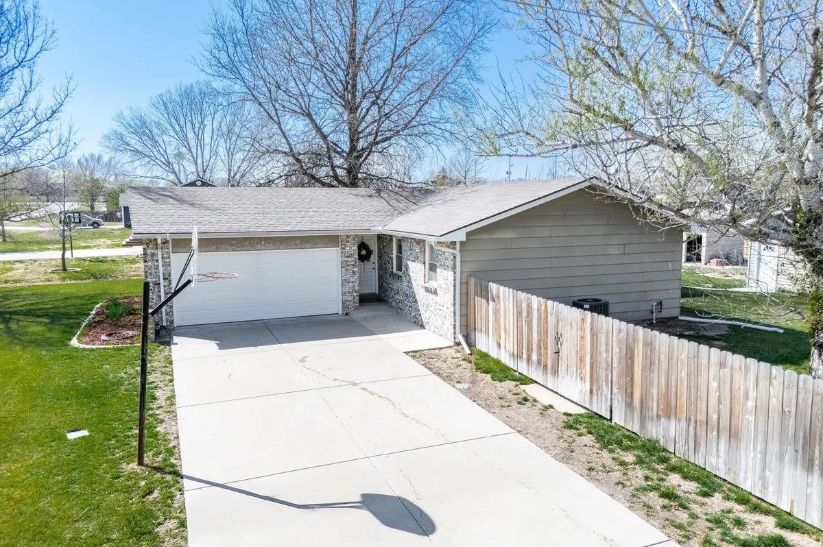 1305 N Main St, Rose Hill, KS 67133
