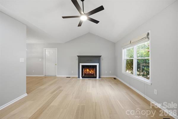 1297 Creekview DR, Gastonia, NC 28052