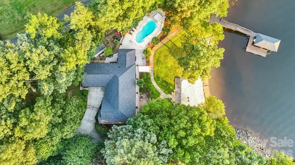 172 Mariner Pointe LN, Mooresville, NC 28117