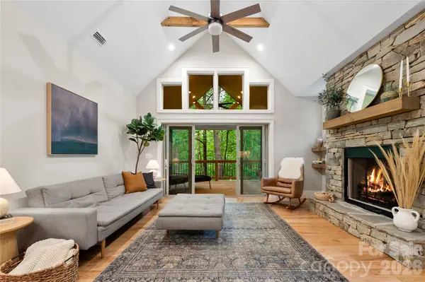 68 Huckleberry Ridge LN, Zirconia, NC 28790
