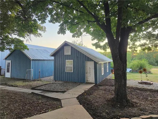 1002 W 4th AVE, Garnett, KS 66032