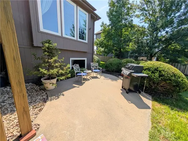 5514 Hilltop DR, Shawnee, KS 66226