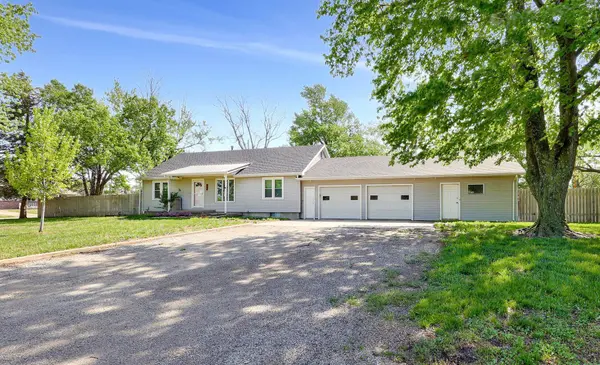 418 N Regier Ave, Elbing, KS 67041