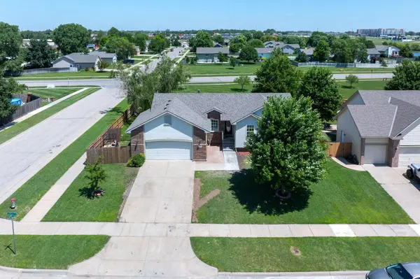861 S Sunset Cir, Andover, KS 67002