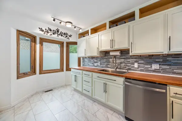 4612 Farmstead Ct, Bel Aire, KS 67220