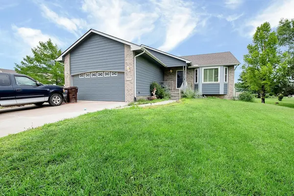 8450 S Ash Circle, Haysville, KS 67060