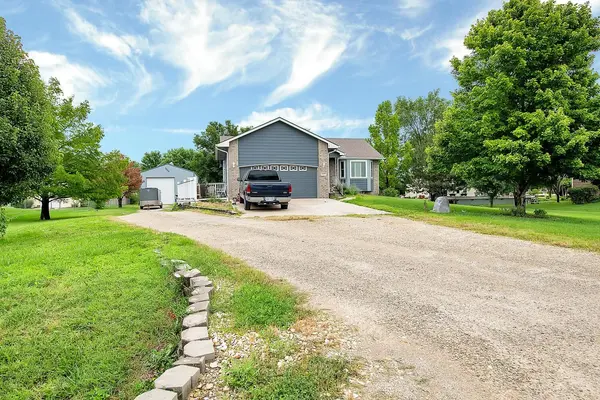 8450 S Ash Circle, Haysville, KS 67060