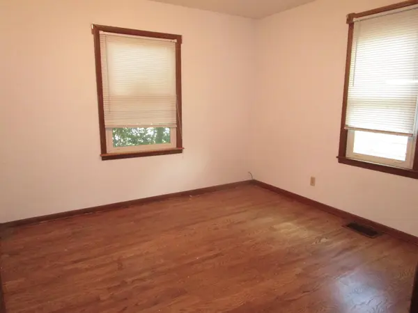 27 Sunset Dr, Hutchinson, KS 67502