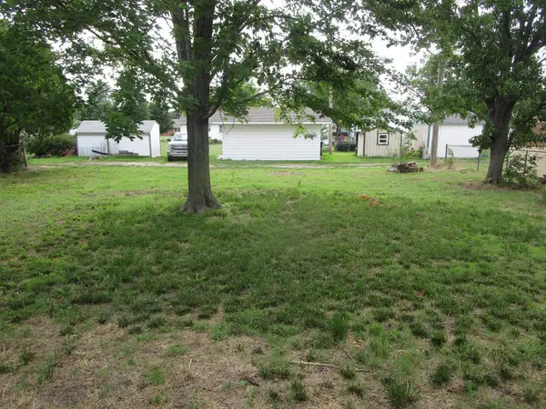27 Sunset Dr, Hutchinson, KS 67502
