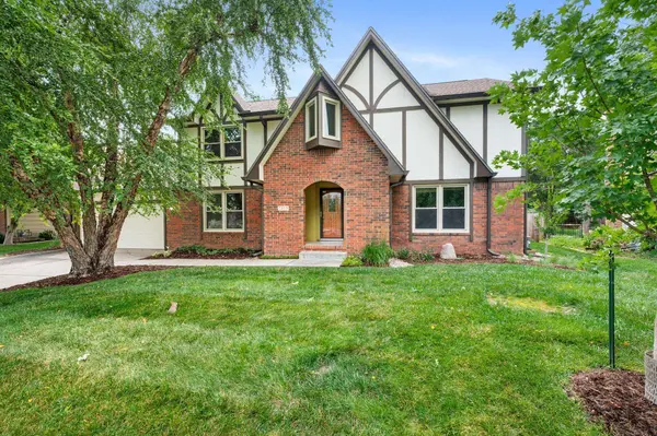 7205 E Greenbriar Cir, Wichita, KS 67226