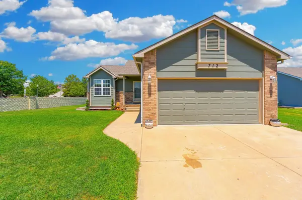 712 E Greenwood Court, Haysville, KS 67060